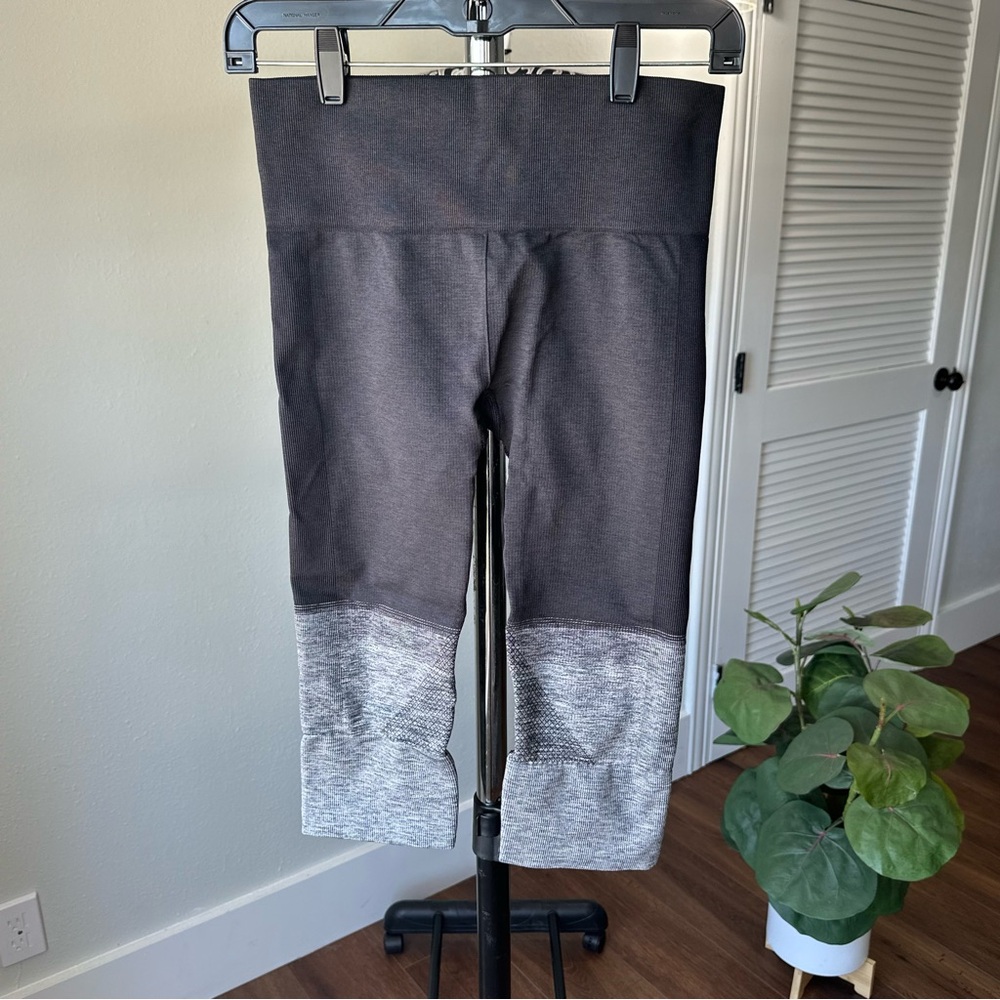Women’s Lululemon Black & Grey Gradient Seamless Street Cropped Leggings 6 EUC
